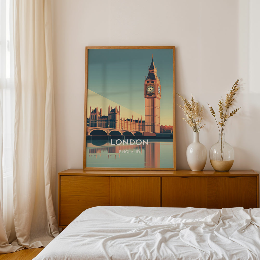 London Vintage Travel Plakat | Vintage Travel Poster | Denne plakat viser en stiliseret illustration af Big Ben og Parlamentsbygningerne i London, England, med deres refleksion i vandet nedenfor. Perfekt til rejse- og arkitekturentusiaster.