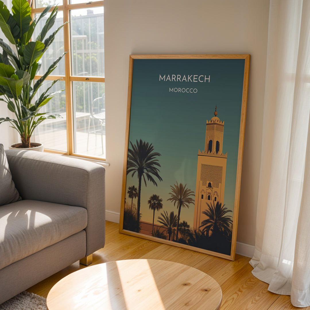 Marrakech Vintage Travel Plakat | Vintage Travel Poster | Denne plakat viser en stiliseret illustration af Marrakech med en høj minaret og palmetræer mod en gradienthimmel.