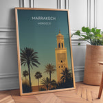 Indlæs billede til gallerivisning Marrakech Vintage Travel Plakat | Vintage Travel Poster | Denne plakat viser en stiliseret illustration af Marrakech med en høj minaret og palmetræer mod en gradienthimmel.
