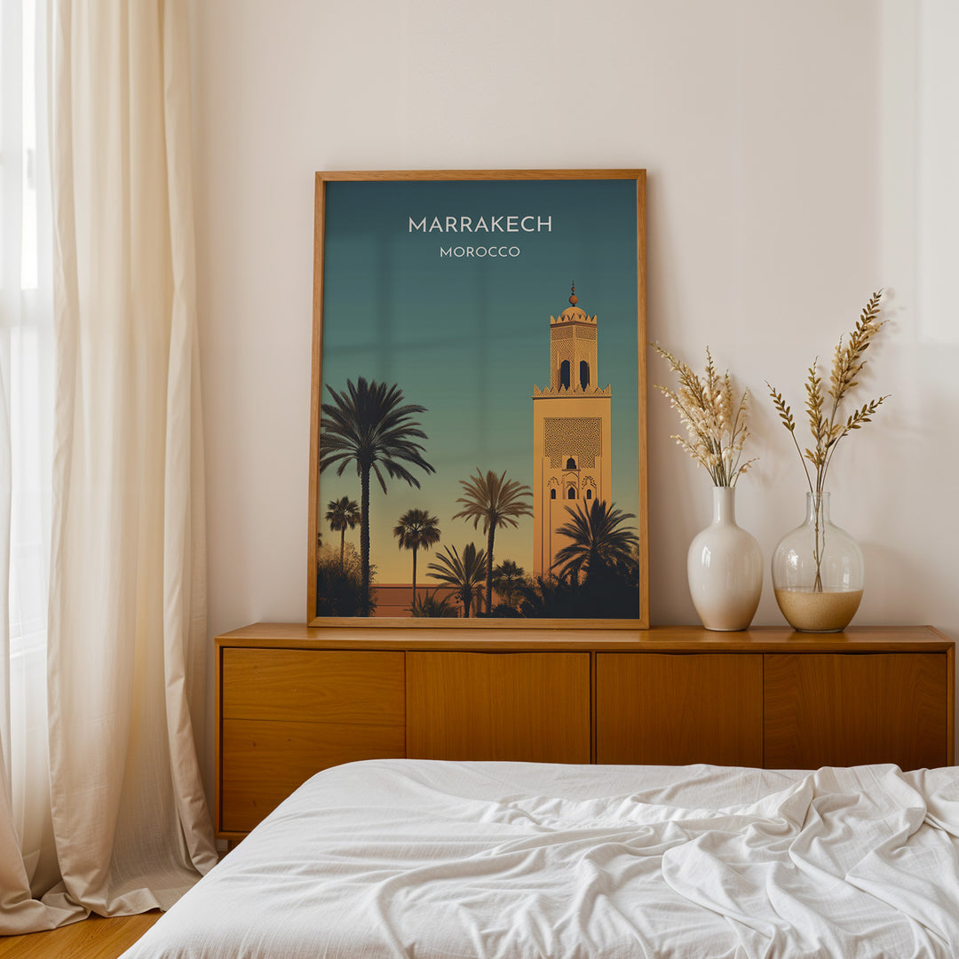 Marrakech Vintage Travel Plakat | Vintage Travel Poster | Denne plakat viser en stiliseret illustration af Marrakech med en høj minaret og palmetræer mod en gradienthimmel.