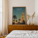 Indlæs billede til gallerivisning Marrakech Vintage Travel Plakat | Vintage Travel Poster | Denne plakat viser en stiliseret illustration af Marrakech med en høj minaret og palmetræer mod en gradienthimmel.
