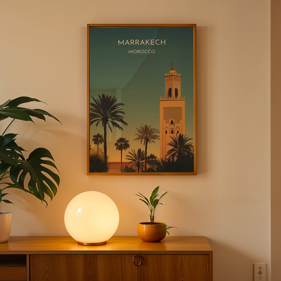 Marrakech Vintage Travel Plakat | Vintage Travel Poster | Denne plakat viser en stiliseret illustration af Marrakech med en høj minaret og palmetræer mod en gradienthimmel.