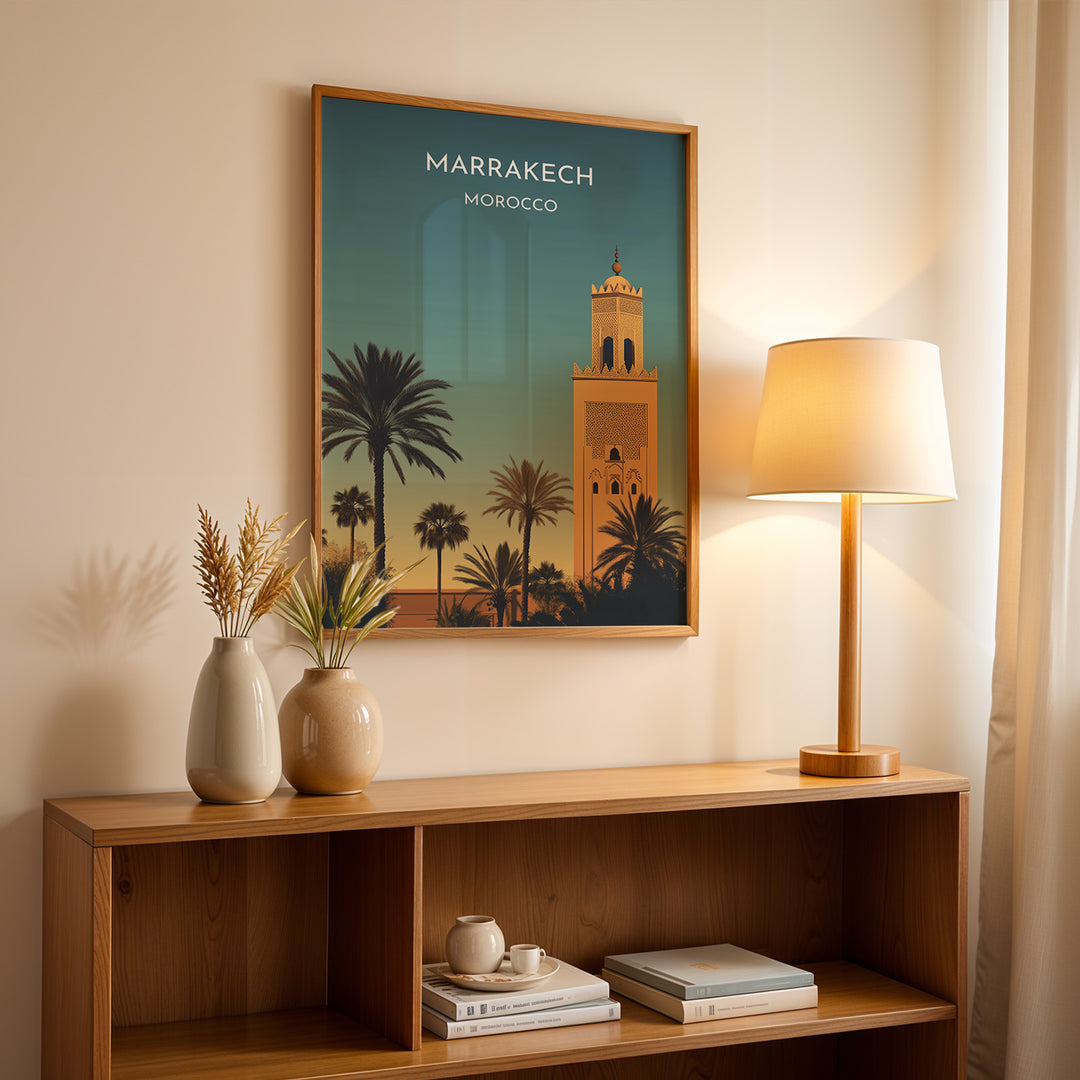 Marrakech Vintage Travel Plakat | Vintage Travel Poster | Denne plakat viser en stiliseret illustration af Marrakech med en høj minaret og palmetræer mod en gradienthimmel.