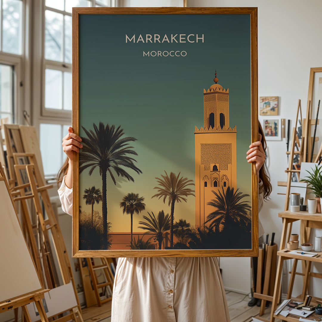 Marrakech Vintage Travel Plakat | Vintage Travel Poster | Denne plakat viser en stiliseret illustration af Marrakech med en høj minaret og palmetræer mod en gradienthimmel.