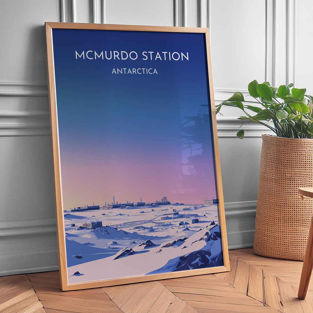 McMurdo Station Vintage Travel Plakat | Vintage Travel Poster | Denne plakat viser en stiliseret illustration af McMurdo Station i Antarktis med en gradienthimmel og snebeklædte bygninger. Perfekt til rejse- og historieentusiaster.