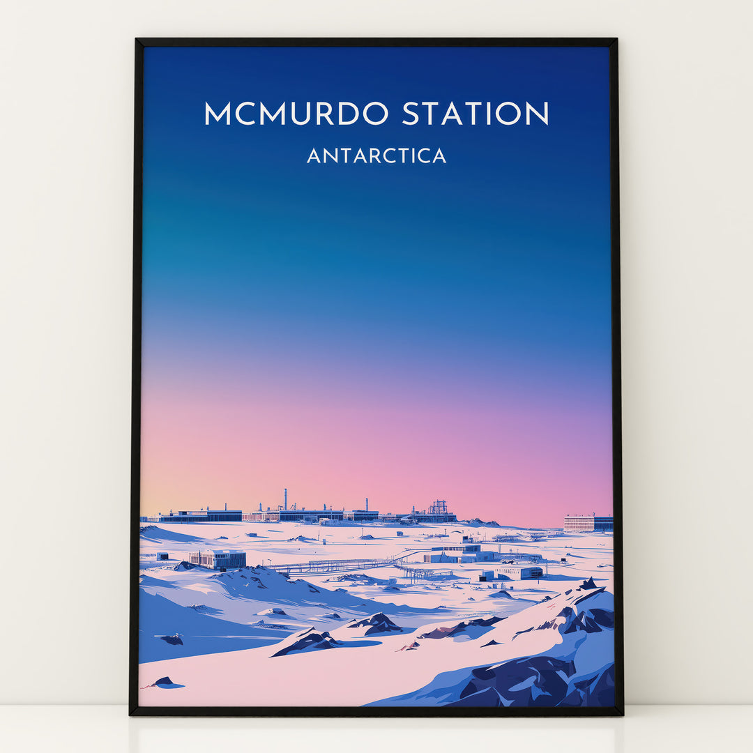 McMurdo Station Vintage Travel Plakat | Vintage Travel Poster | Denne plakat viser en stiliseret illustration af McMurdo Station i Antarktis med en gradienthimmel og snebeklædte bygninger. Perfekt til rejse- og historieentusiaster.