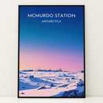 Indlæs billede til gallerivisning McMurdo Station Vintage Travel Plakat | Vintage Travel Poster | Denne plakat viser en stiliseret illustration af McMurdo Station i Antarktis med en gradienthimmel og snebeklædte bygninger. Perfekt til rejse- og historieentusiaster.
