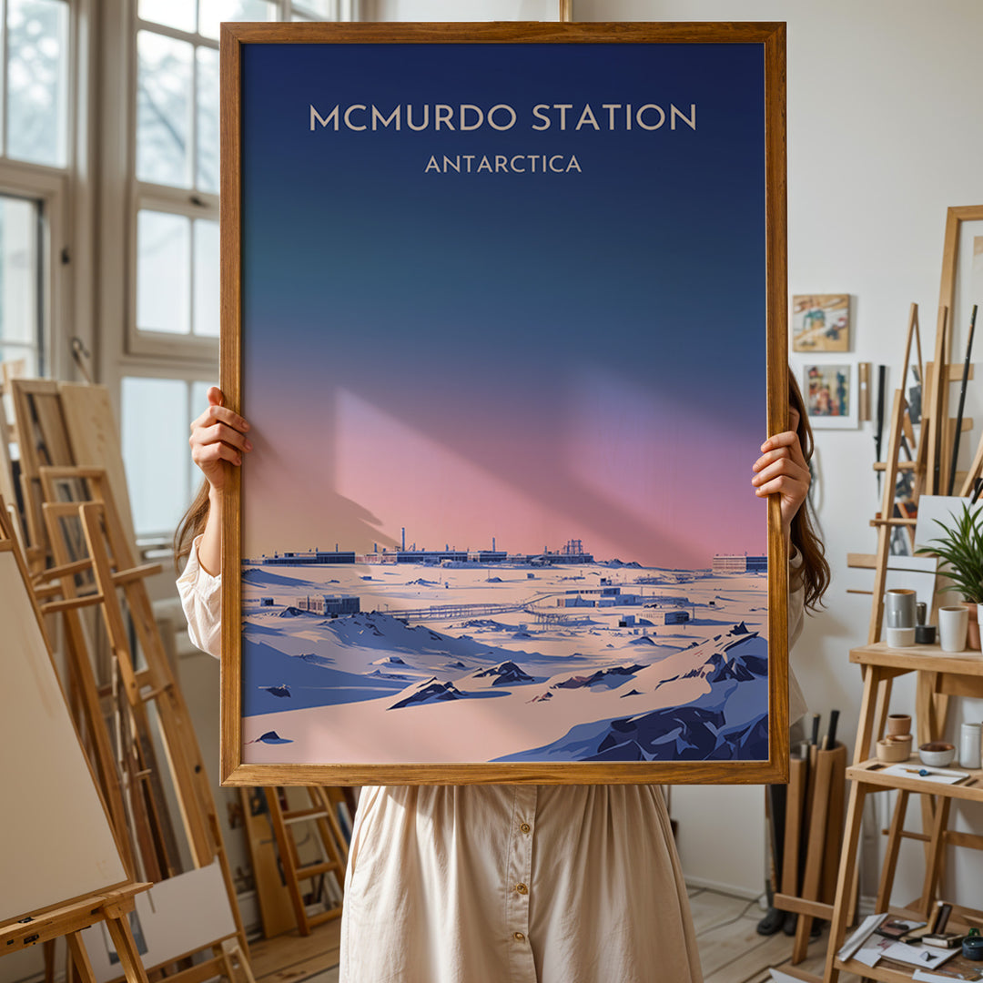 McMurdo Station Vintage Travel Plakat | Vintage Travel Poster | Denne plakat viser en stiliseret illustration af McMurdo Station i Antarktis med en gradienthimmel og snebeklædte bygninger. Perfekt til rejse- og historieentusiaster.