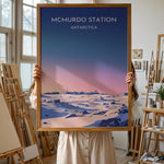 Indlæs billede til gallerivisning McMurdo Station Vintage Travel Plakat | Vintage Travel Poster | Denne plakat viser en stiliseret illustration af McMurdo Station i Antarktis med en gradienthimmel og snebeklædte bygninger. Perfekt til rejse- og historieentusiaster.
