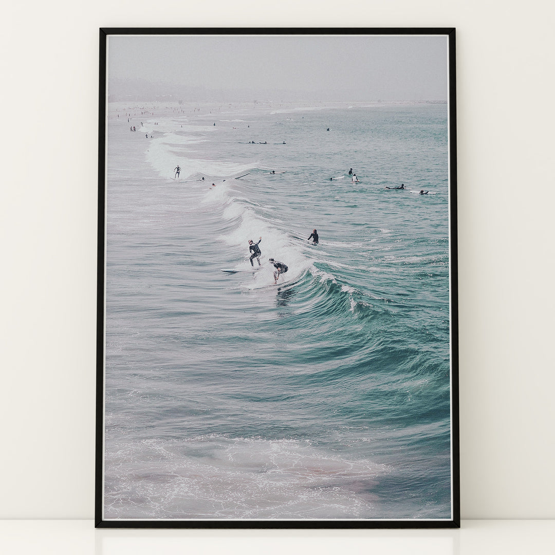 Plakat med hav og surfer | Sommer og Strand Plakater | Denne plakat viser flere surfere, der rider på bølger i det klare, blå-grønne hav. Perfekt til surfere og strandelskere.