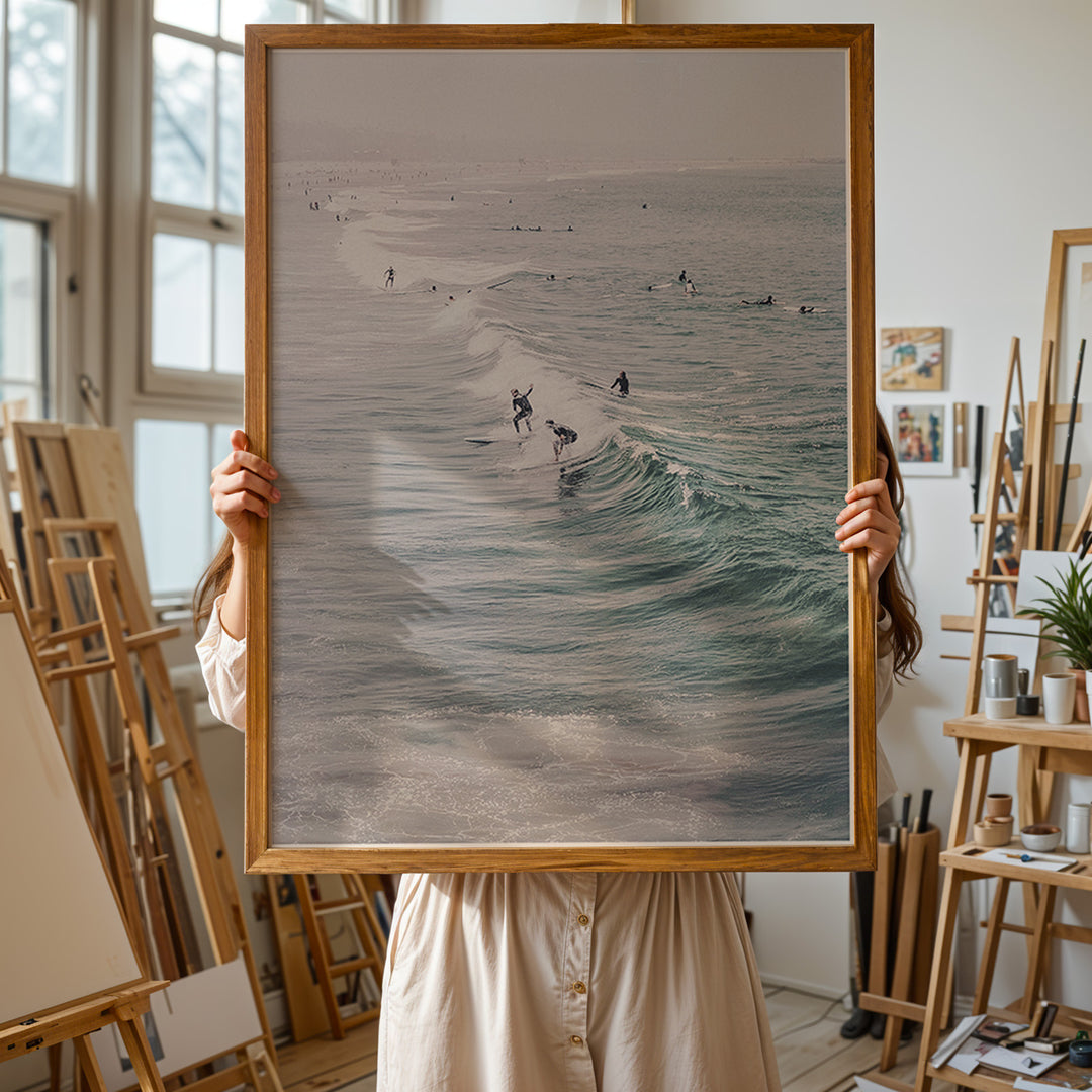 Plakat med hav og surfer | Sommer og Strand Plakater | Denne plakat viser flere surfere, der rider på bølger i det klare, blå-grønne hav. Perfekt til surfere og strandelskere.