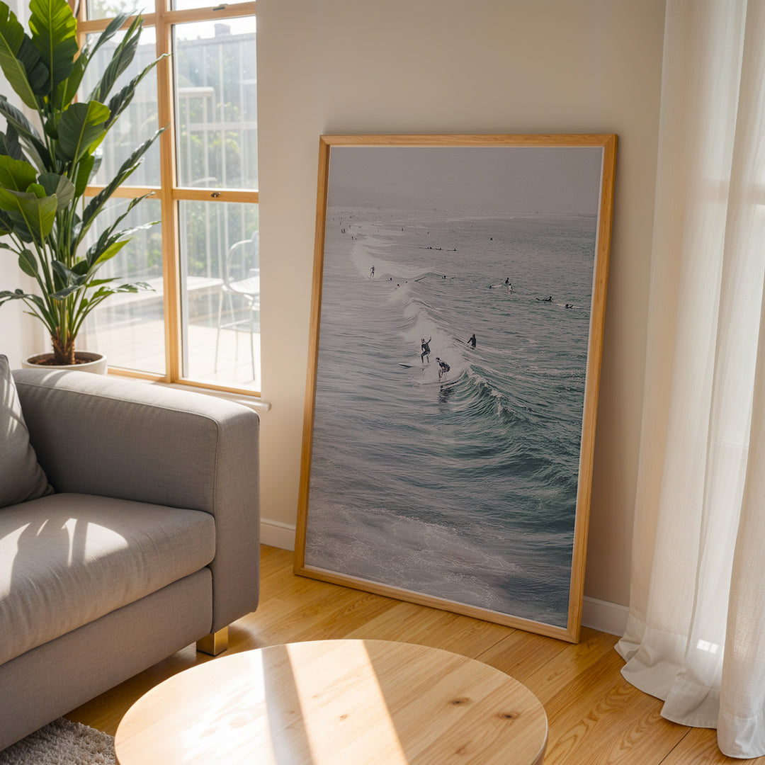 Plakat med hav og surfer | Sommer og Strand Plakater | Denne plakat viser flere surfere, der rider på bølger i det klare, blå-grønne hav. Perfekt til surfere og strandelskere.