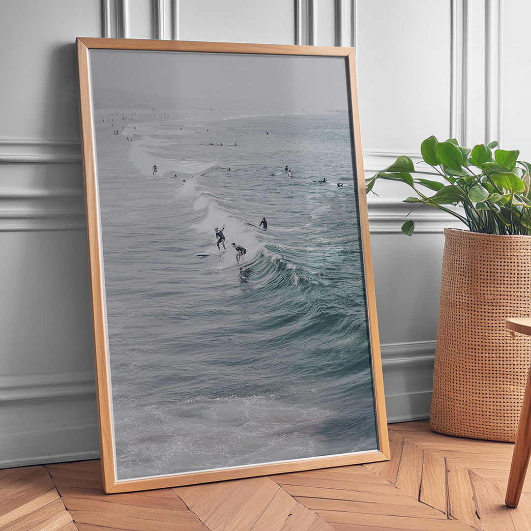 Plakat med hav og surfer | Sommer og Strand Plakater | Denne plakat viser flere surfere, der rider på bølger i det klare, blå-grønne hav. Perfekt til surfere og strandelskere.