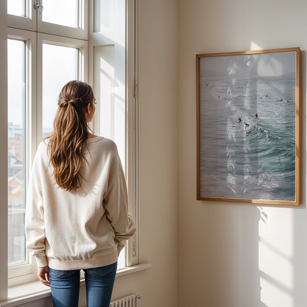 Plakat med hav og surfer | Sommer og Strand Plakater | Denne plakat viser flere surfere, der rider på bølger i det klare, blå-grønne hav. Perfekt til surfere og strandelskere.