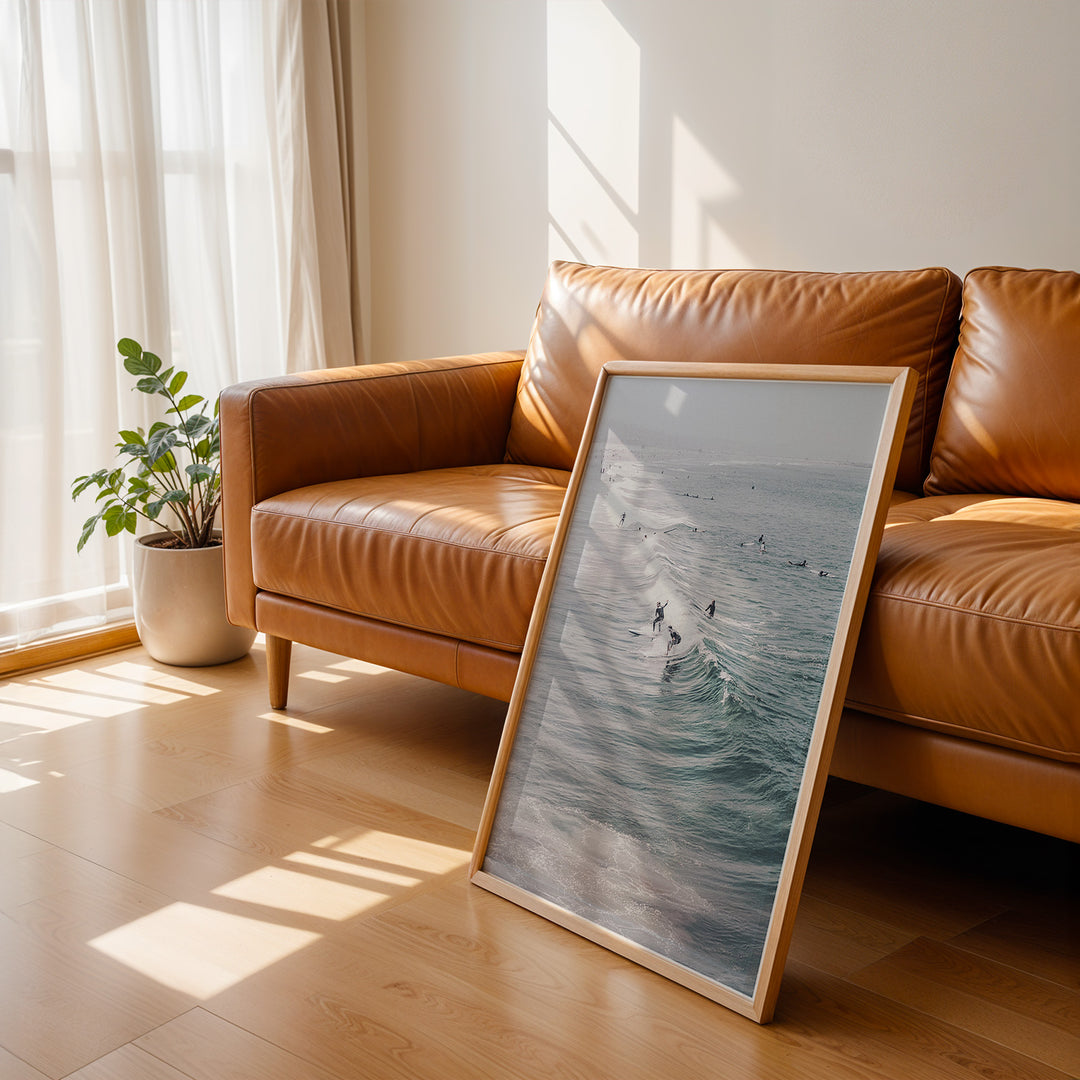 Plakat med hav og surfer | Sommer og Strand Plakater | Denne plakat viser flere surfere, der rider på bølger i det klare, blå-grønne hav. Perfekt til surfere og strandelskere.