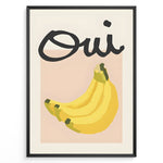 Indlæs billede til gallerivisning Modern art poster featuring the word “Oui” in bold black text above a bunch of yellow bananas on a soft pink background, framed as French kitchen wall décor.
