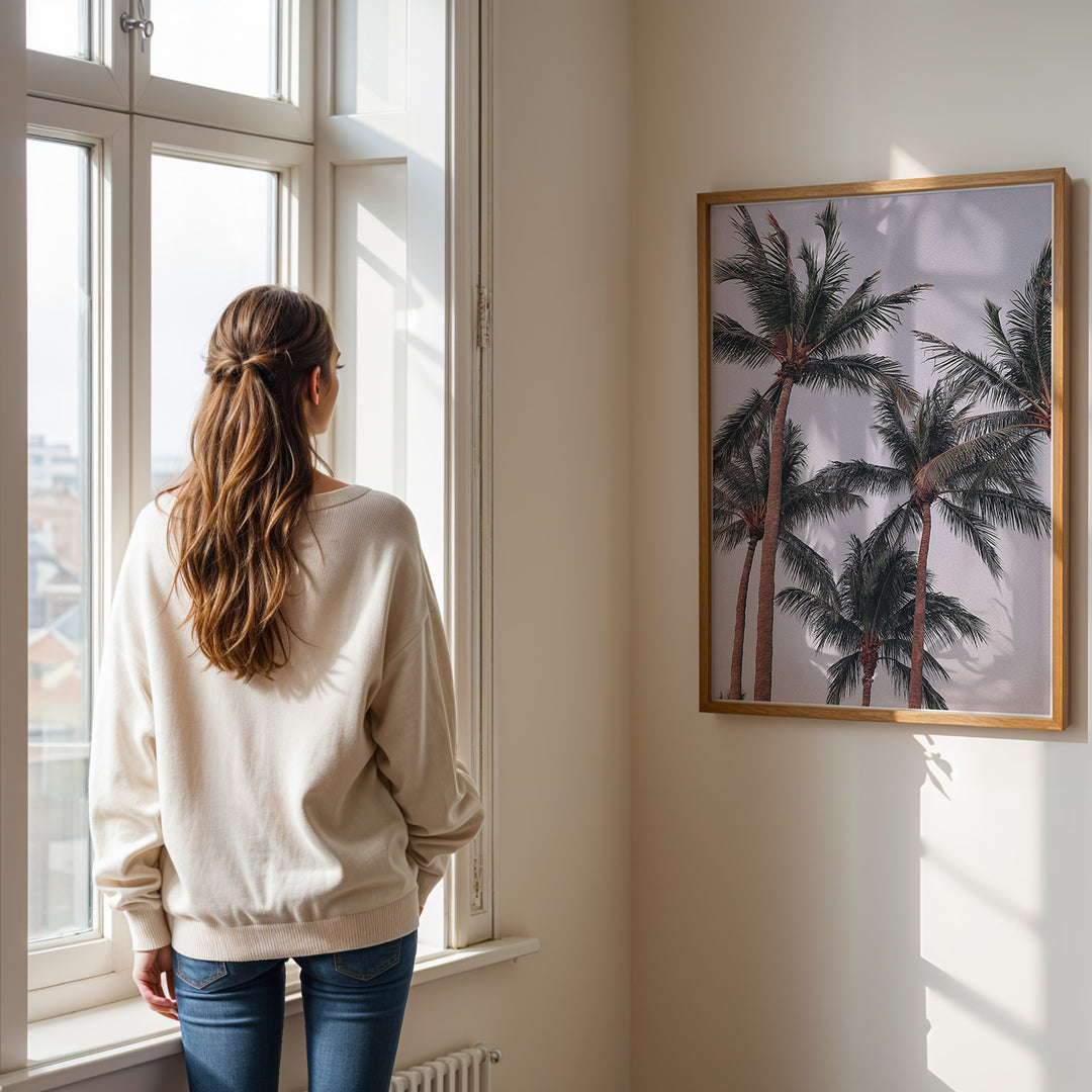 Plakat med palmer og himmel | Sommer og Strand Plakater | Denne plakat viser flere høje palmer med grønne fronds mod en pastel farvet himmel. Perfekt til dem, der elsker tropiske omgivelser.