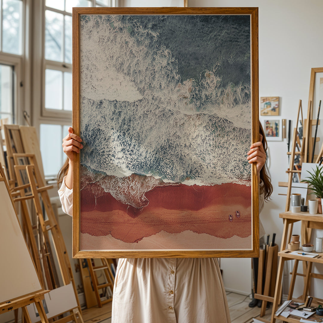 Plakat med bølger og strand | Sommer og Strand Plakater | Denne plakat viser et luftfoto af bølger, der bryder mod en rødlig sandstrand. Perfekt til dem, der elsker kystlandskaber.