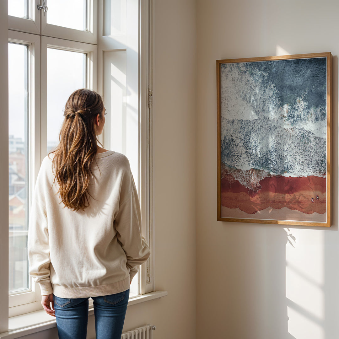 Plakat med bølger og strand | Sommer og Strand Plakater | Denne plakat viser et luftfoto af bølger, der bryder mod en rødlig sandstrand. Perfekt til dem, der elsker kystlandskaber.