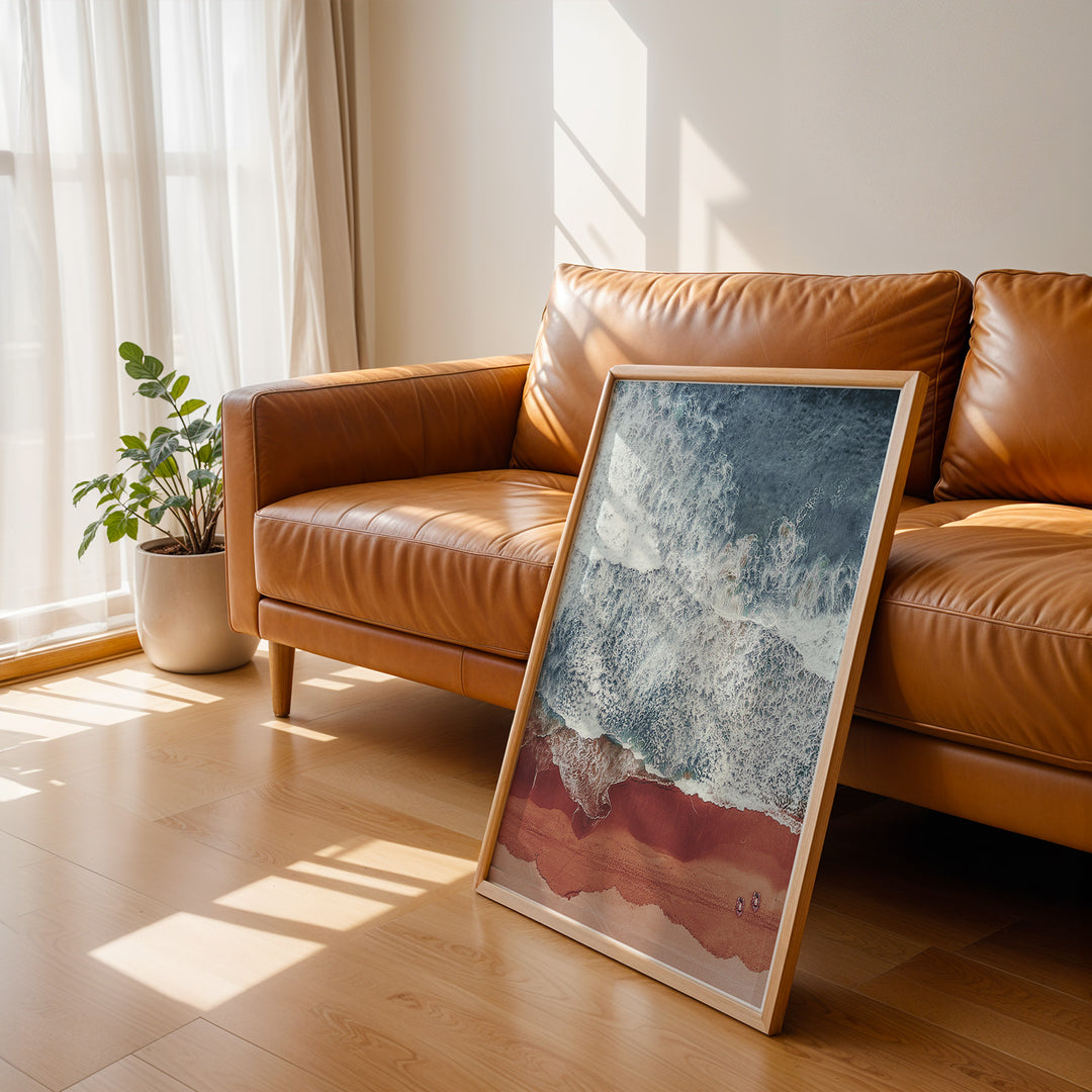 Plakat med bølger og strand | Sommer og Strand Plakater | Denne plakat viser et luftfoto af bølger, der bryder mod en rødlig sandstrand. Perfekt til dem, der elsker kystlandskaber.