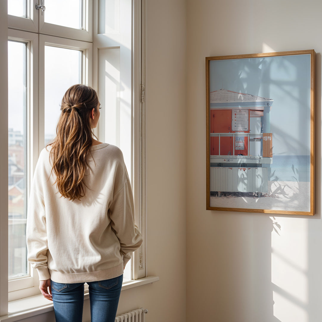 Plakat med livredders tårn | Sommer og Strand Plakater | Denne plakat viser et pastelfarvet livredders tårn med et skilt og strandadvarsler. Perfekt til strandelskere.