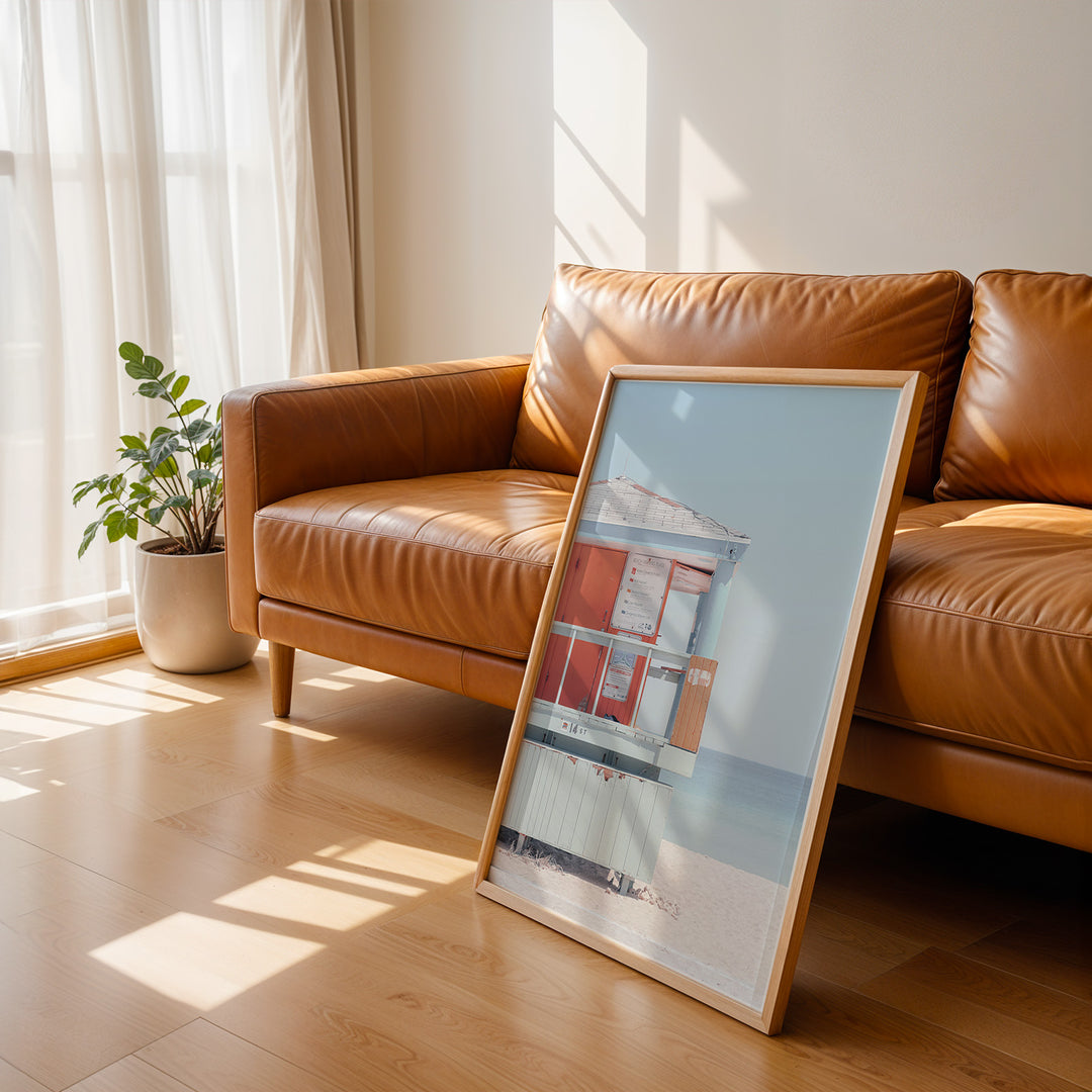 Plakat med livredders tårn | Sommer og Strand Plakater | Denne plakat viser et pastelfarvet livredders tårn med et skilt og strandadvarsler. Perfekt til strandelskere.