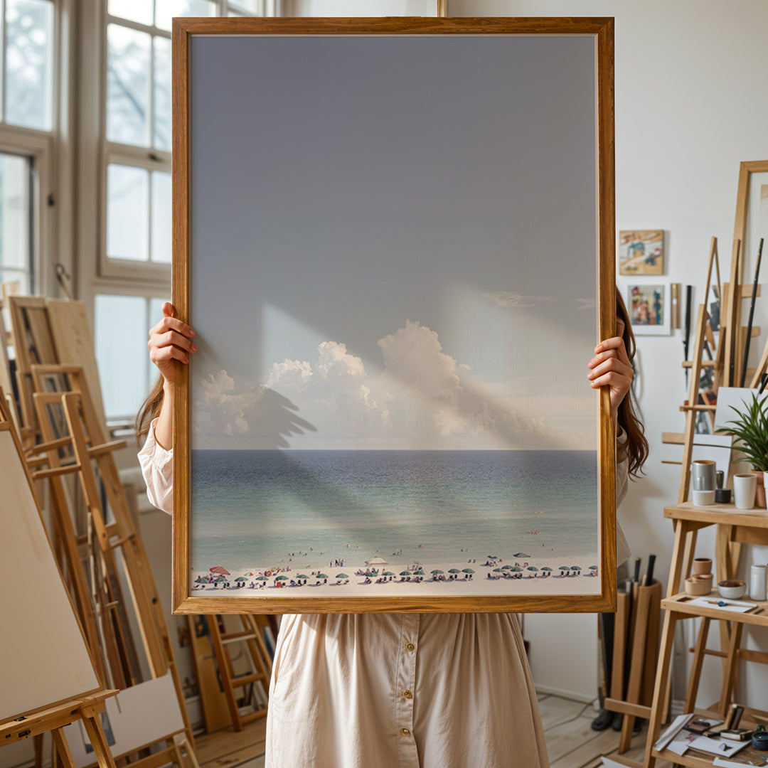 Plakat med strandparadis | Sommer og Strand Plakater | Denne plakat viser en smuk strandscene med et klart blåt hav, farverige parasoller og mennesker, der nyder solen og vandet. Perfekt til dem, der elsker strandliv og afslapning.