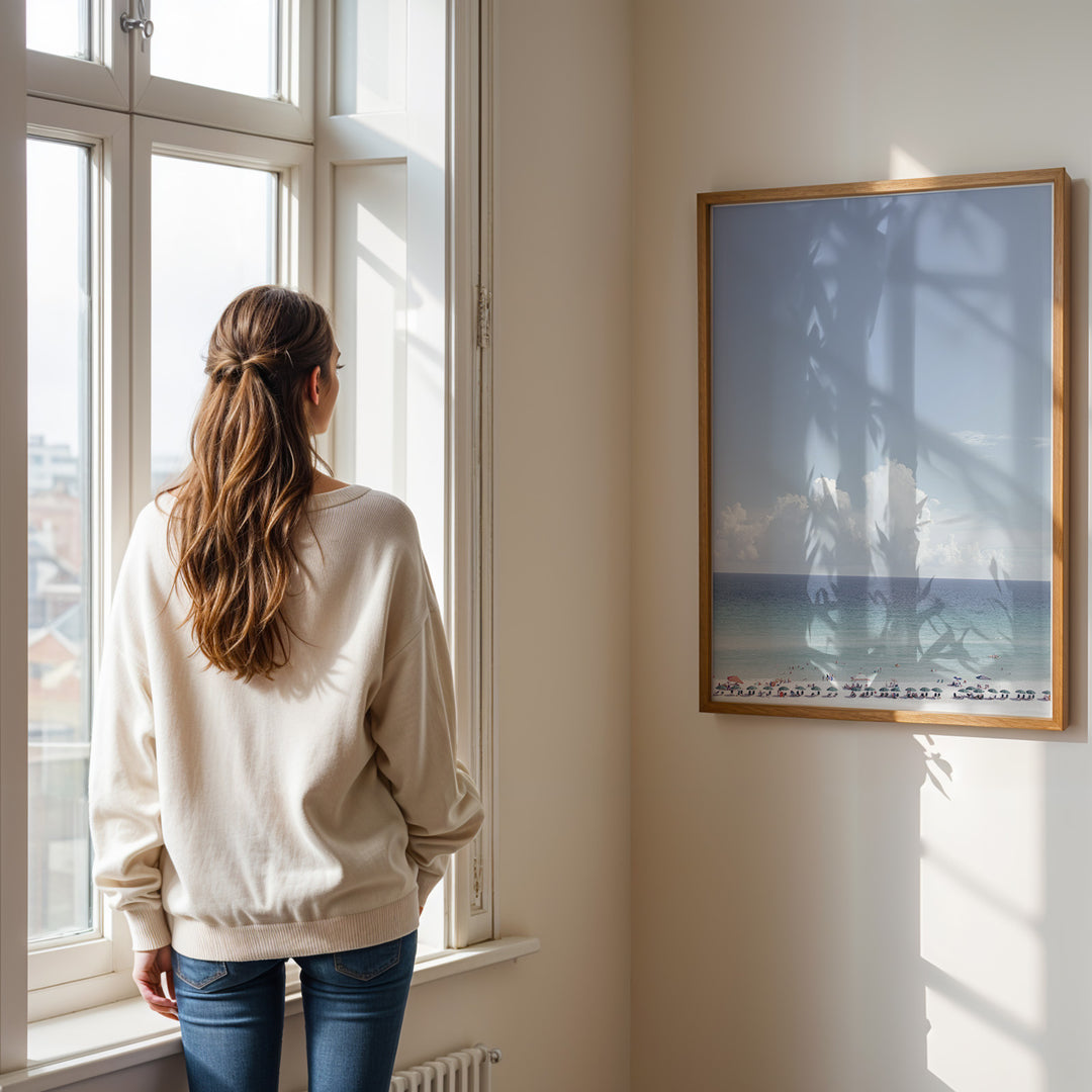 Plakat med strandparadis | Sommer og Strand Plakater | Denne plakat viser en smuk strandscene med et klart blåt hav, farverige parasoller og mennesker, der nyder solen og vandet. Perfekt til dem, der elsker strandliv og afslapning.