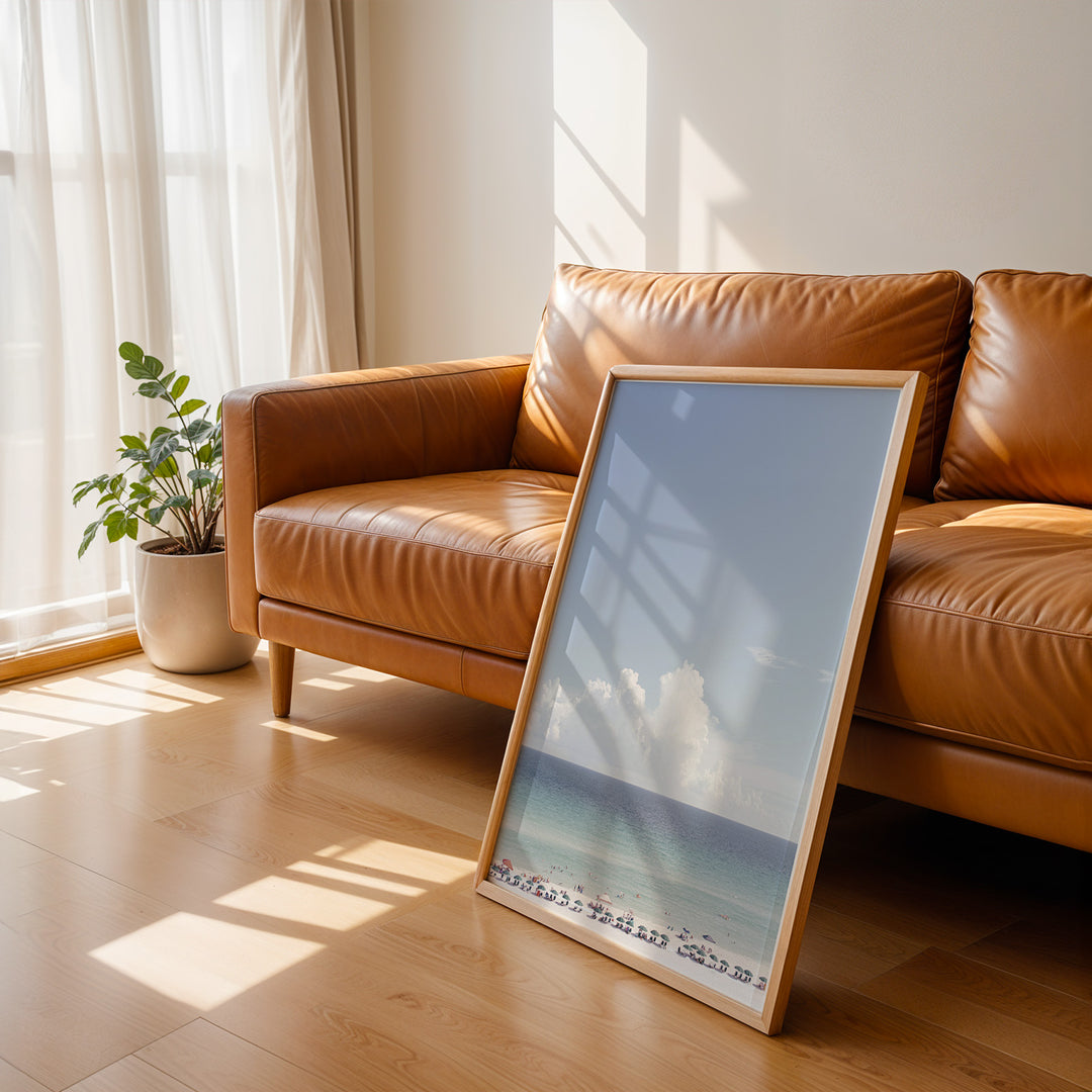 Plakat med strandparadis | Sommer og Strand Plakater | Denne plakat viser en smuk strandscene med et klart blåt hav, farverige parasoller og mennesker, der nyder solen og vandet. Perfekt til dem, der elsker strandliv og afslapning.