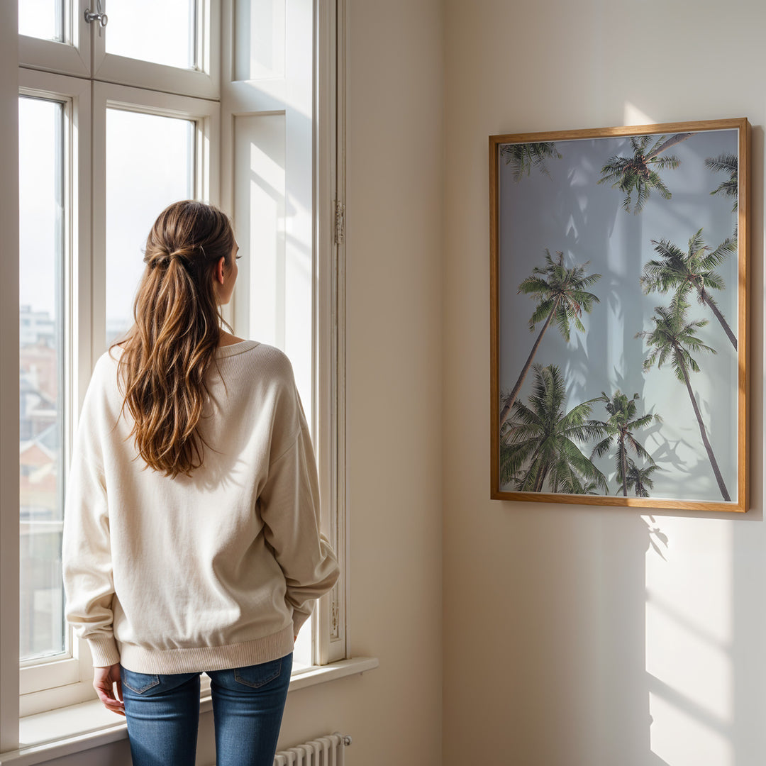 Plakat med palmer | Sommer og Strand Plakater | Denne plakat viser høje palmer set nedefra mod en gradient af lyseblå og mørkere himmel. Perfekt til dem, der elsker tropiske omgivelser.