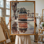 Indlæs billede til gallerivisning Plakat med Volkswagen surf van | Sommer og Strand Plakater | Denne plakat viser en orange Volkswagen van med surfbrætter på taget, parkeret på en våd overflade med refleksion af vanen i vandet. Perfekt til eventyrlystne sjæle og strandelskere.
