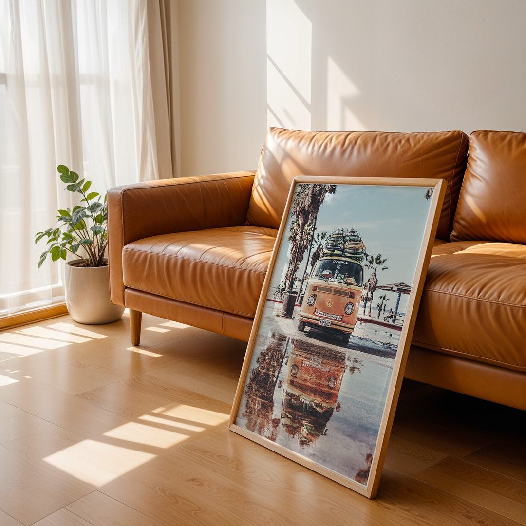 Plakat med Volkswagen surf van | Sommer og Strand Plakater | Denne plakat viser en orange Volkswagen van med surfbrætter på taget, parkeret på en våd overflade med refleksion af vanen i vandet. Perfekt til eventyrlystne sjæle og strandelskere.