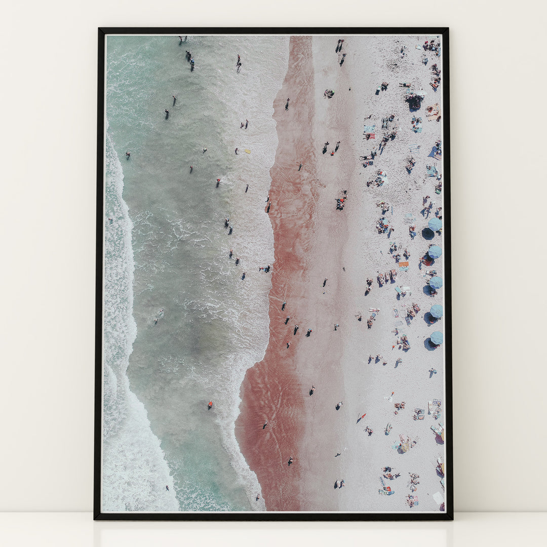 Plakat med strandscene | Sommer og Strand Plakater | Denne plakat viser et luftfoto af en strand med folk, der nyder vandet og sandet. Perfekt til dem, der elsker strandliv.