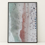 Indlæs billede til gallerivisning Plakat med strandscene | Sommer og Strand Plakater | Denne plakat viser et luftfoto af en strand med folk, der nyder vandet og sandet. Perfekt til dem, der elsker strandliv.
