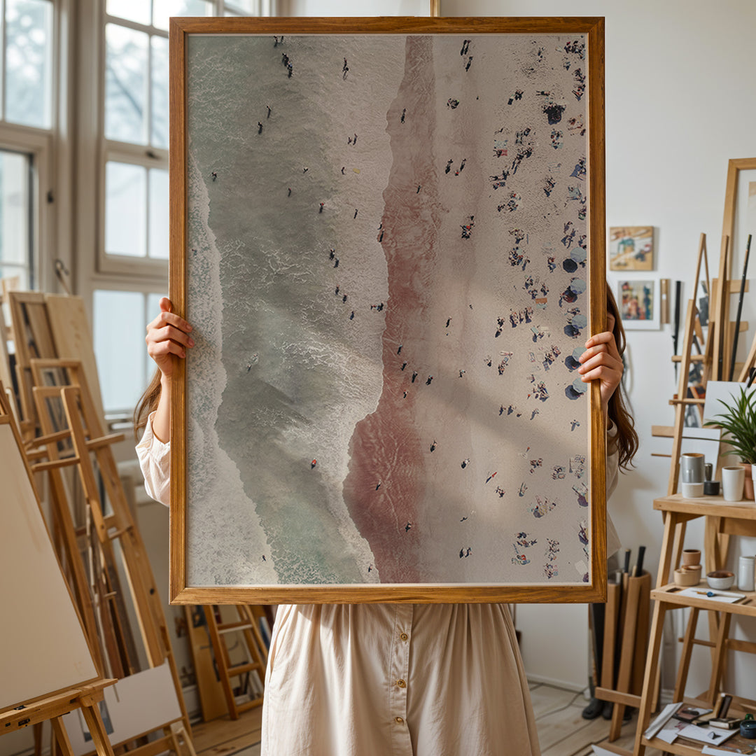 Plakat med strandscene | Sommer og Strand Plakater | Denne plakat viser et luftfoto af en strand med folk, der nyder vandet og sandet. Perfekt til dem, der elsker strandliv.