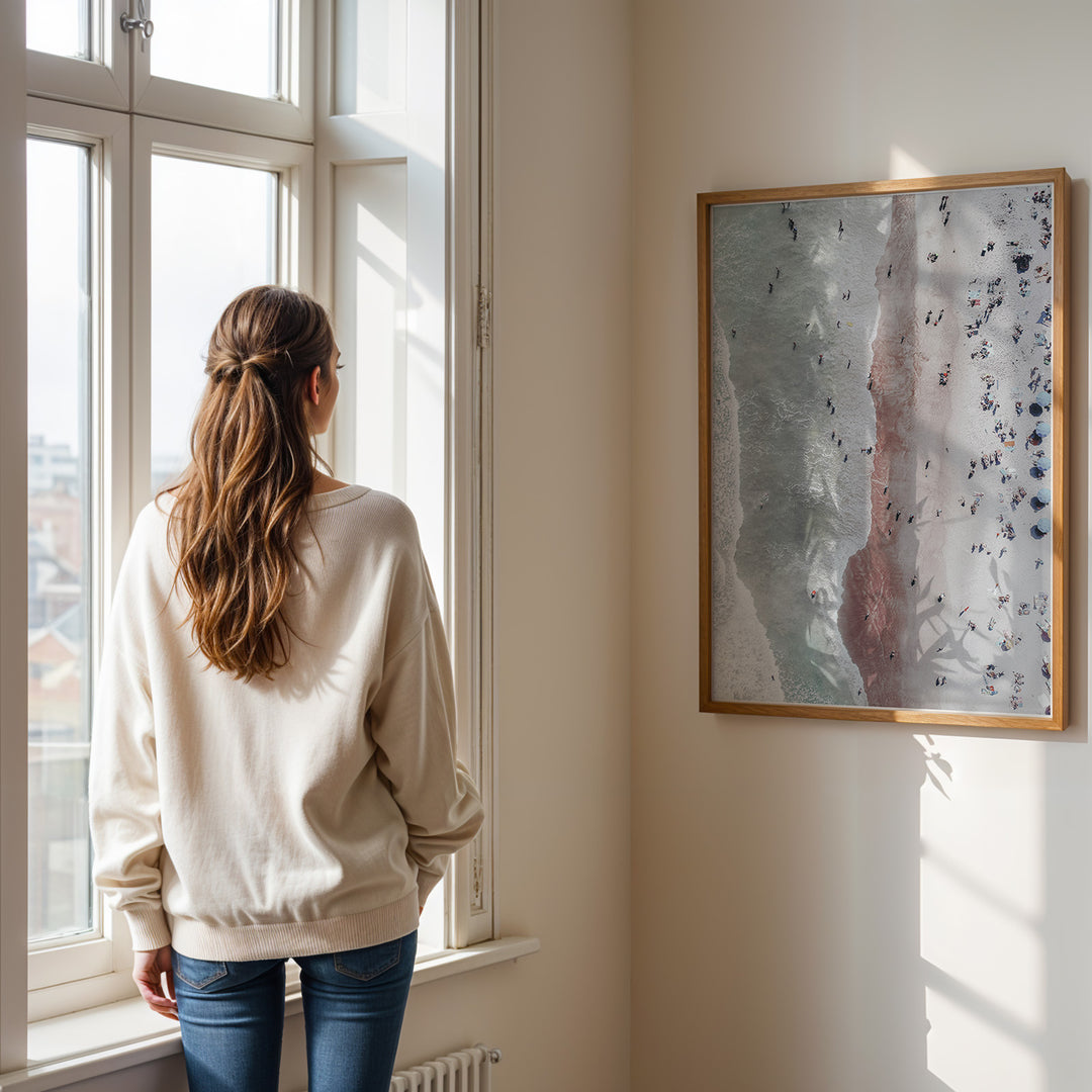 Plakat med strandscene | Sommer og Strand Plakater | Denne plakat viser et luftfoto af en strand med folk, der nyder vandet og sandet. Perfekt til dem, der elsker strandliv.