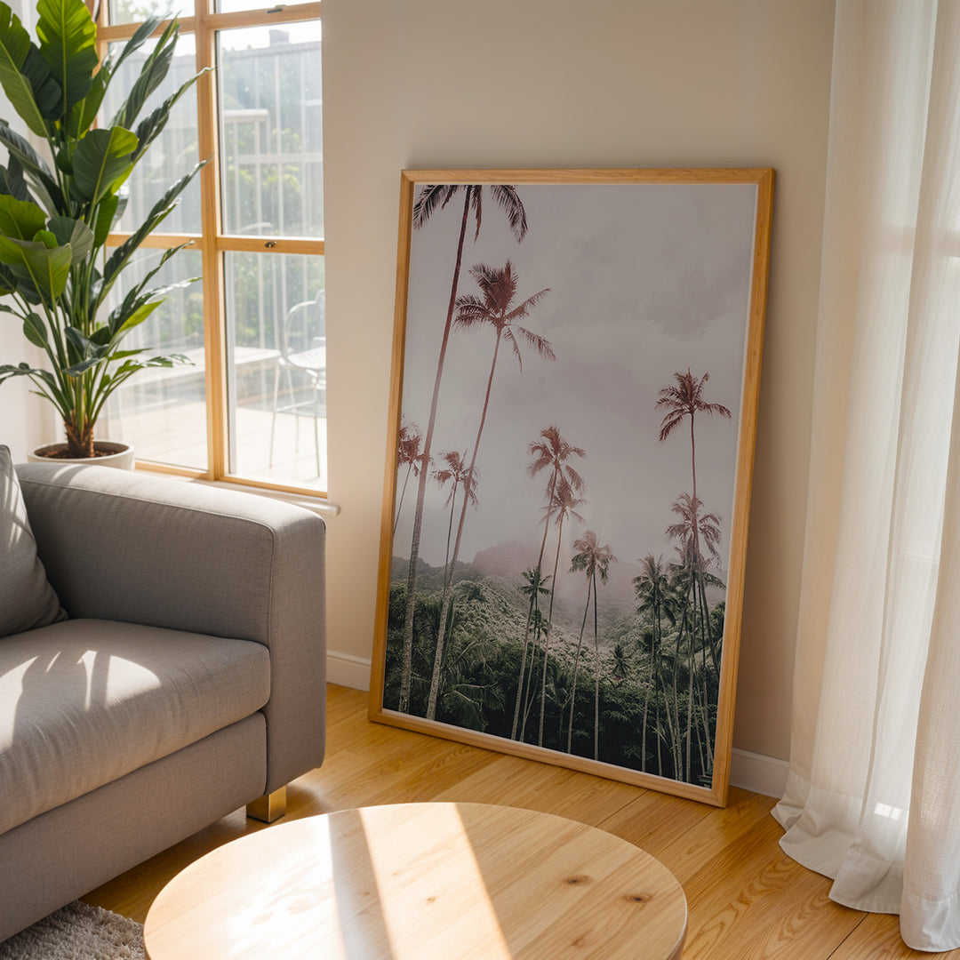 Plakat med tropisk landskab | Sommer og Strand Plakater | Denne plakat viser en tropisk scene med høje palmer, grønne bakker og en overskyet himmel. Perfekt til dem, der elsker naturlig skønhed.