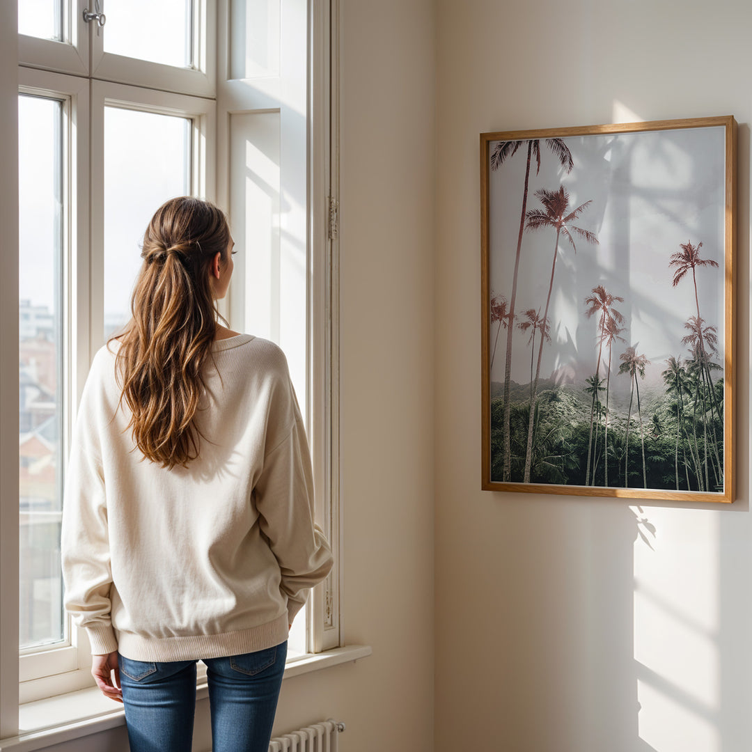 Plakat med tropisk landskab | Sommer og Strand Plakater | Denne plakat viser en tropisk scene med høje palmer, grønne bakker og en overskyet himmel. Perfekt til dem, der elsker naturlig skønhed.