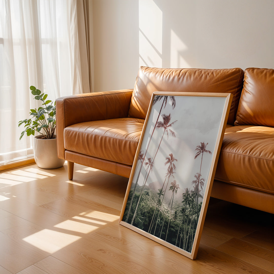 Plakat med tropisk landskab | Sommer og Strand Plakater | Denne plakat viser en tropisk scene med høje palmer, grønne bakker og en overskyet himmel. Perfekt til dem, der elsker naturlig skønhed.