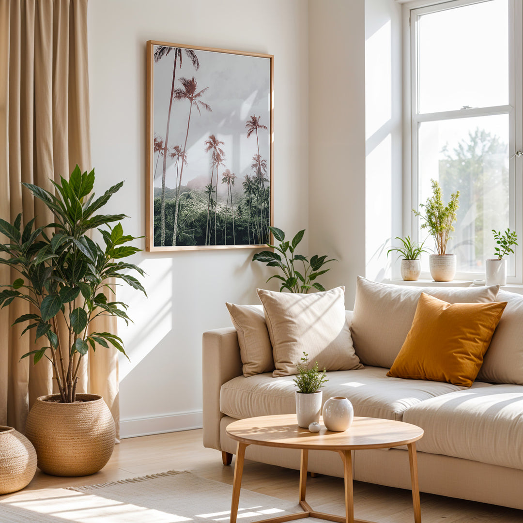 Plakat med tropisk landskab | Sommer og Strand Plakater | Denne plakat viser en tropisk scene med høje palmer, grønne bakker og en overskyet himmel. Perfekt til dem, der elsker naturlig skønhed.