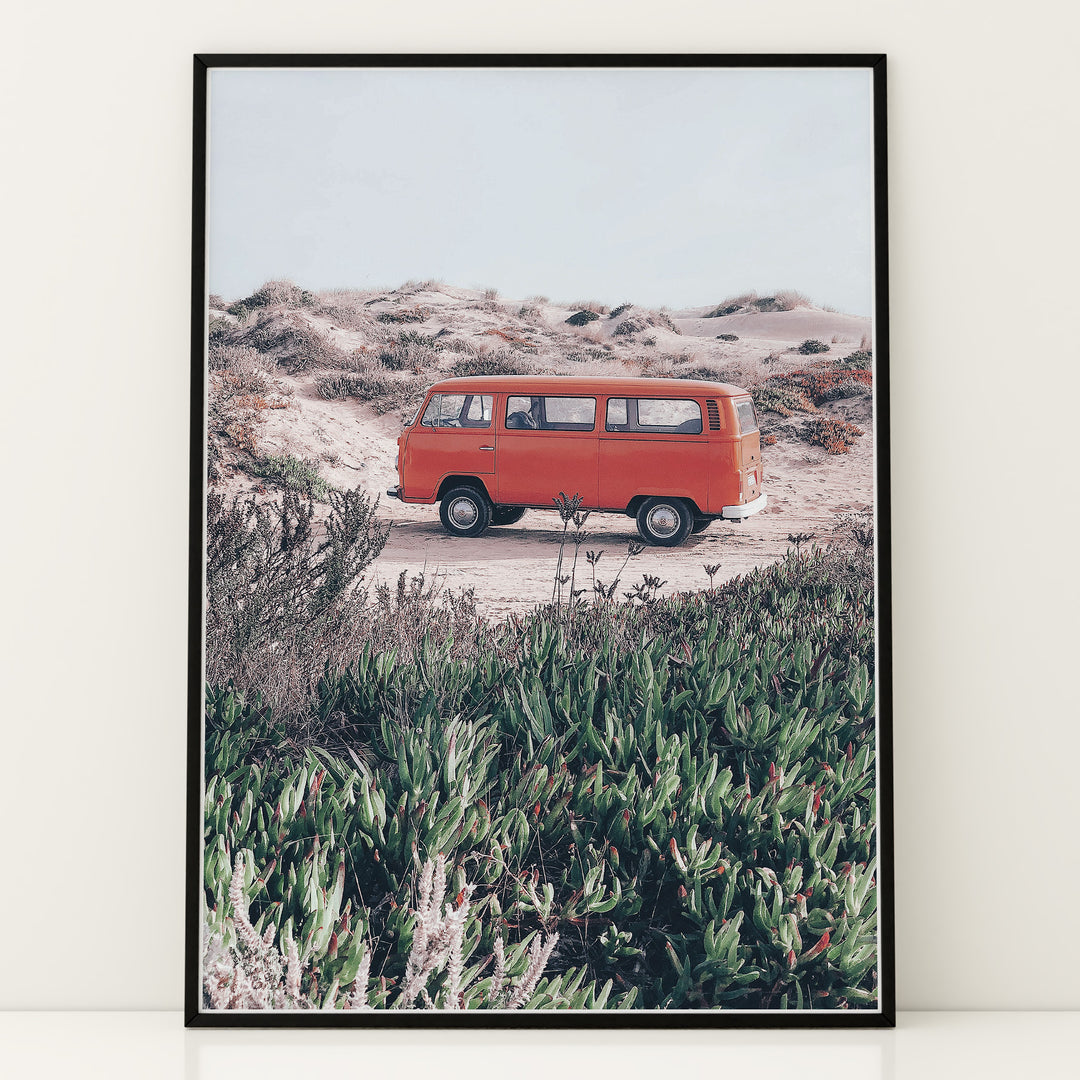 Plakat med vintage van i klitterne | Sommer og Strand Plakater | Denne plakat viser en rød vintage van parkeret på en sandsti omgivet af klitter og vegetation. Perfekt til nostalgikere og eventyrere.