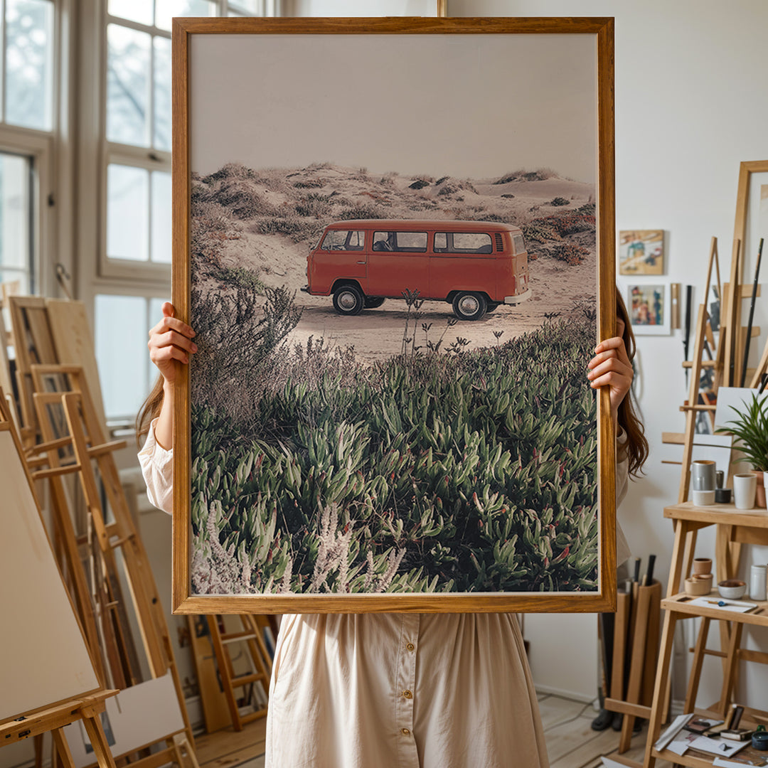 Plakat med vintage van i klitterne | Sommer og Strand Plakater | Denne plakat viser en rød vintage van parkeret på en sandsti omgivet af klitter og vegetation. Perfekt til nostalgikere og eventyrere.