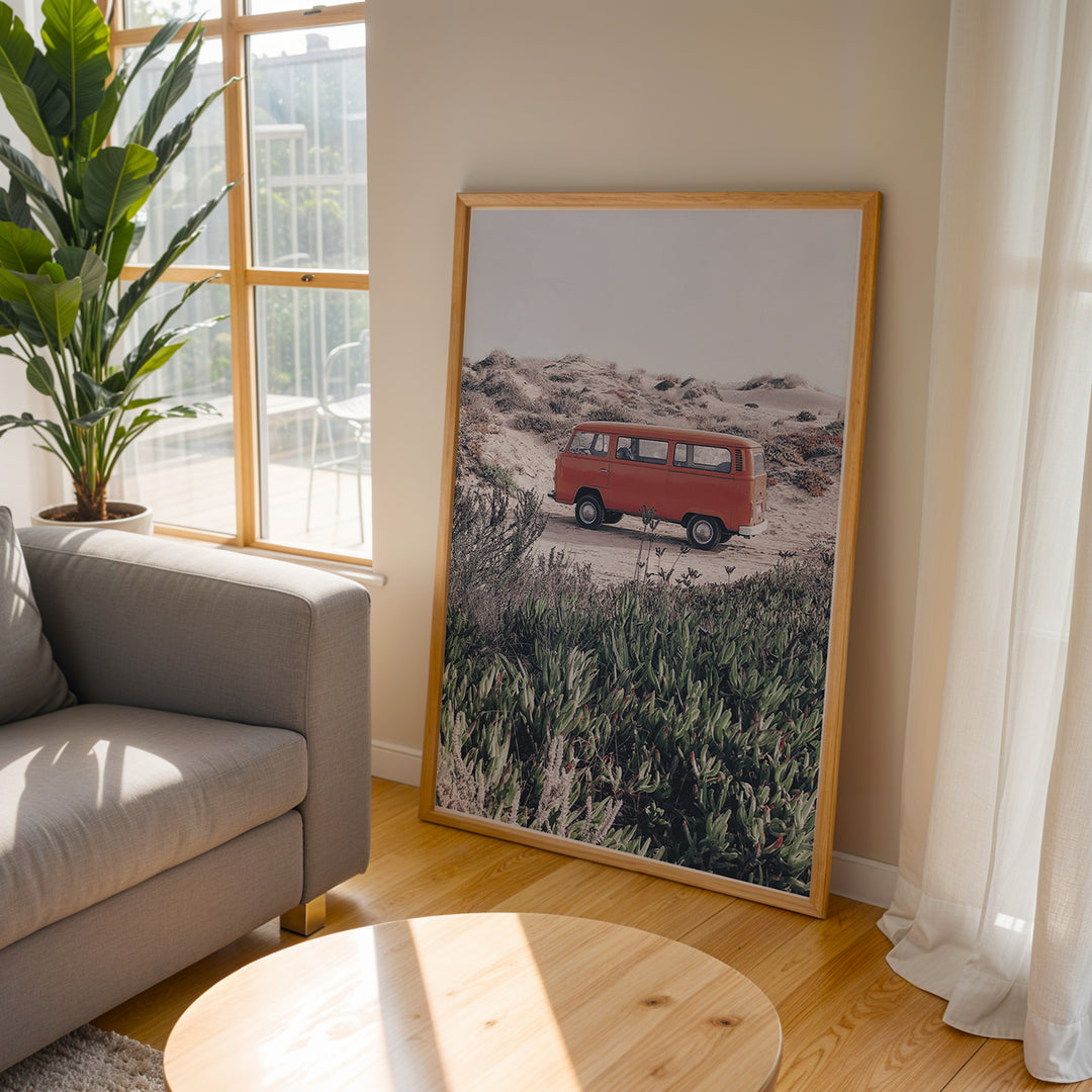 Plakat med vintage van i klitterne | Sommer og Strand Plakater | Denne plakat viser en rød vintage van parkeret på en sandsti omgivet af klitter og vegetation. Perfekt til nostalgikere og eventyrere.