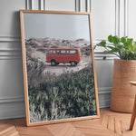 Indlæs billede til gallerivisning Plakat med vintage van i klitterne | Sommer og Strand Plakater | Denne plakat viser en rød vintage van parkeret på en sandsti omgivet af klitter og vegetation. Perfekt til nostalgikere og eventyrere.
