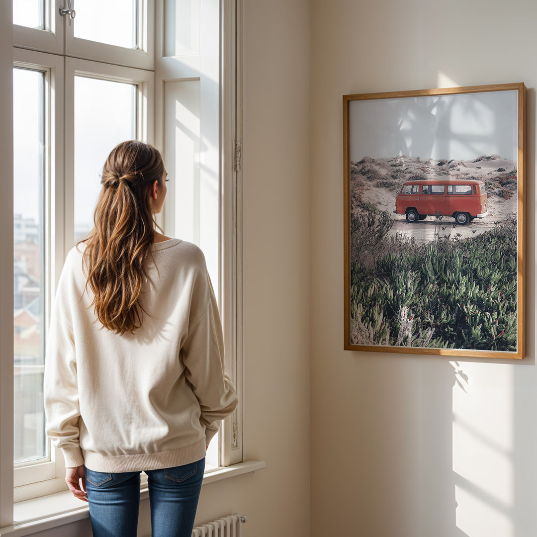 Plakat med vintage van i klitterne | Sommer og Strand Plakater | Denne plakat viser en rød vintage van parkeret på en sandsti omgivet af klitter og vegetation. Perfekt til nostalgikere og eventyrere.