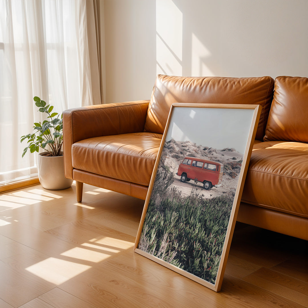 Plakat med vintage van i klitterne | Sommer og Strand Plakater | Denne plakat viser en rød vintage van parkeret på en sandsti omgivet af klitter og vegetation. Perfekt til nostalgikere og eventyrere.