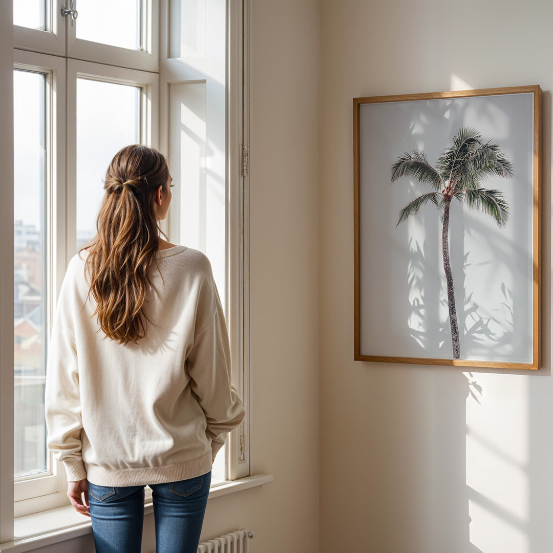 Plakat med palmetræ | Sommer og Strand Plakater | Denne plakat viser et højt palmetræ med en krone af grønne blade mod en klar, lys himmel. Perfekt til dem, der elsker tropiske vibes.