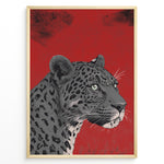 Indlæs billede til gallerivisning Illustrated leopard portrait with detailed spots and green eyes on a textured red background, framed in black.
