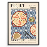 Indlæs billede til gallerivisning Vintage Spanish paella poster with illustrated pan of rice, prawns, and lemon slices on a blue patterned background in a black frame.
