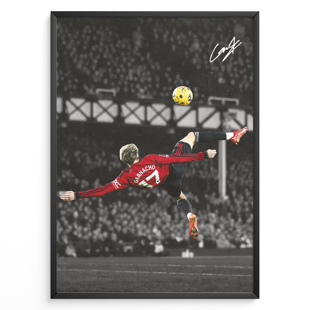 Alejandro Garnacho fodbold plakat med spektakulært saksespark i Manchester United rød trøje på mørk stadionbaggrund.